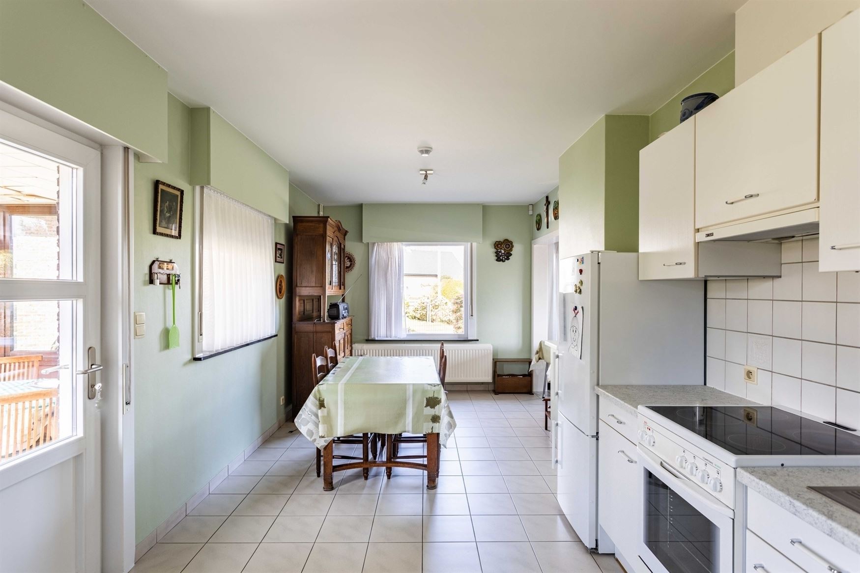 Deze open bebouwing combineert een aangename ligging met verrassend veel woonvolume. Met een bewoonbare oppervlakte van 264 m² geniet u hier van ruim...