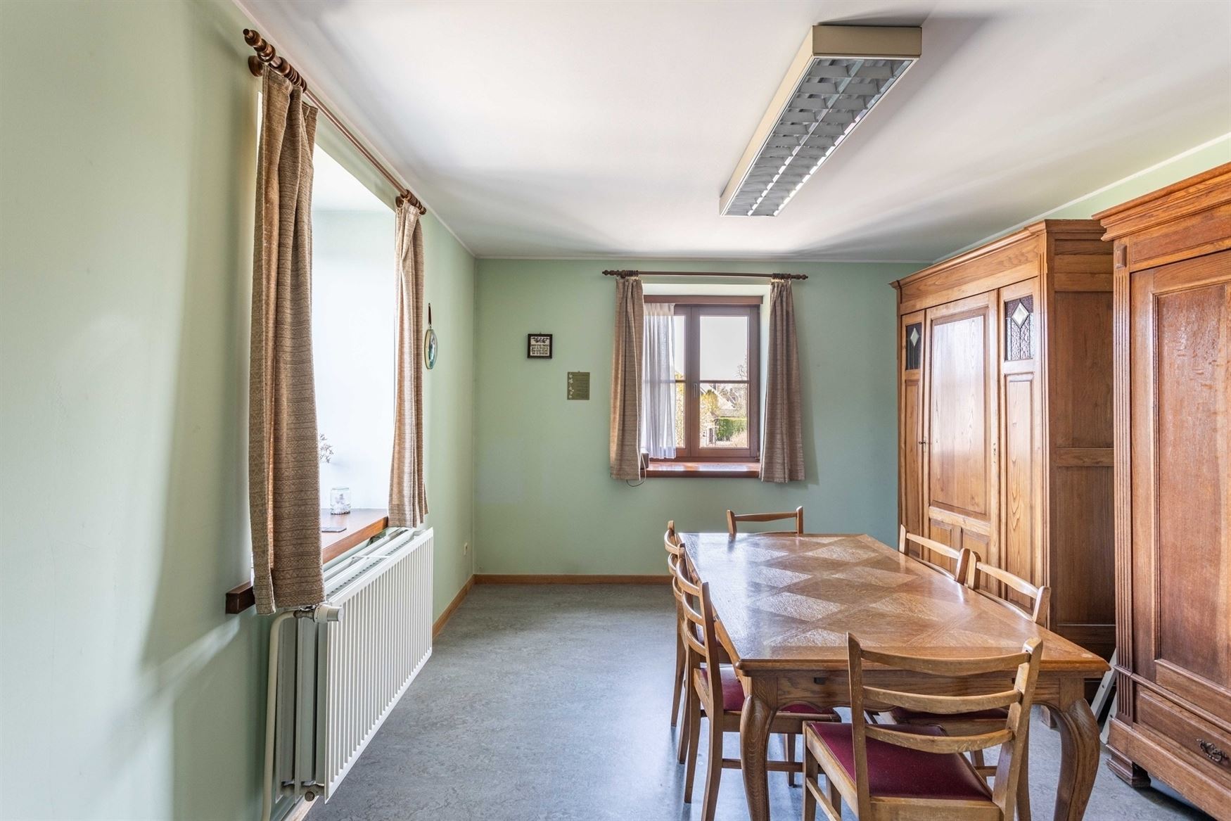 Deze open bebouwing combineert een aangename ligging met verrassend veel woonvolume. Met een bewoonbare oppervlakte van 264 m² geniet u hier van ruim...