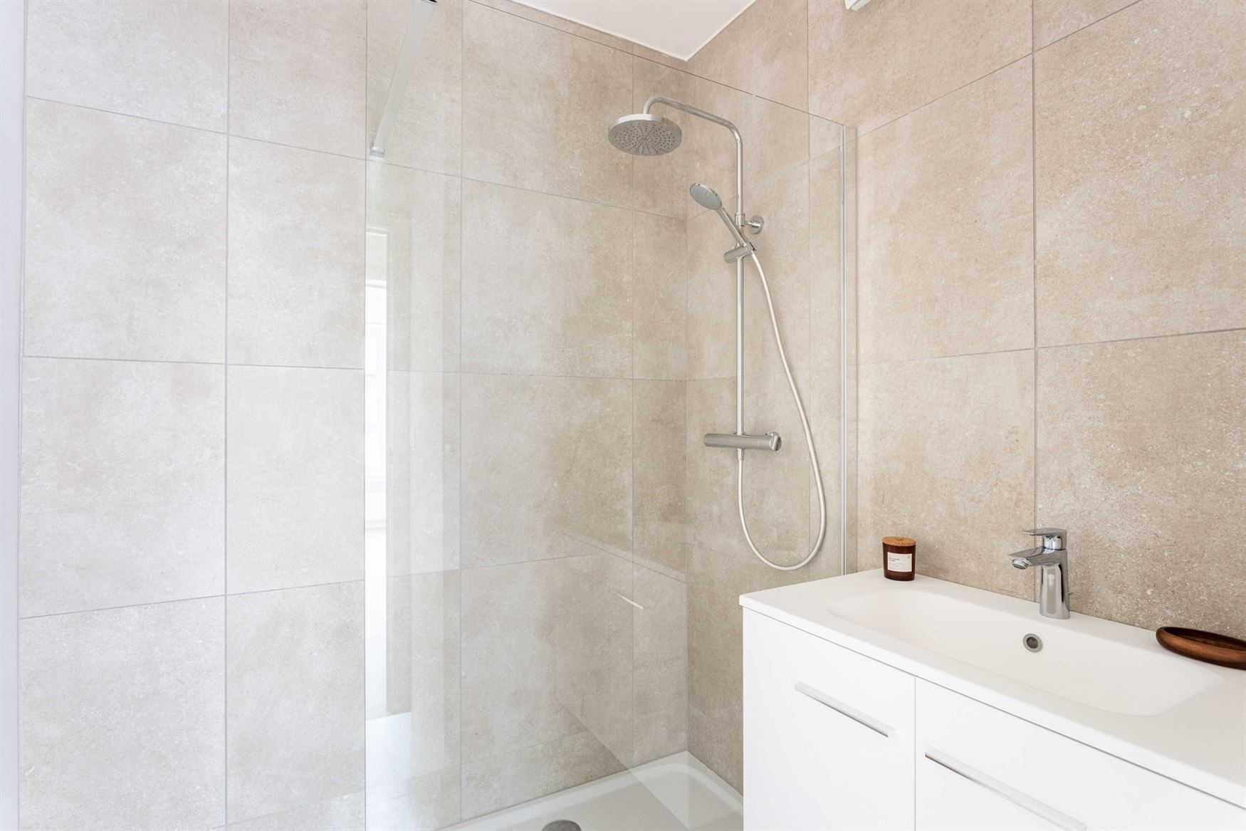 Instapklaar en lichtrijk wonen aan een groen plein in Sint-Amandsberg. Dit gerenoveerde modelappartement van 115 m² combineert ruimte, licht en een r...