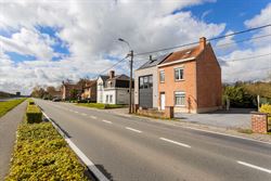 Wonen tussen water en open ruimte. Deze halfopen woning in de Koning Leopoldstraat 71 in Lovendegem kijkt vooraan uit op het Schipdonkkanaal en achter...