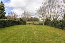 Wonen tussen water en open ruimte. Deze halfopen woning in de Koning Leopoldstraat 71 in Lovendegem kijkt vooraan uit op het Schipdonkkanaal en achter...