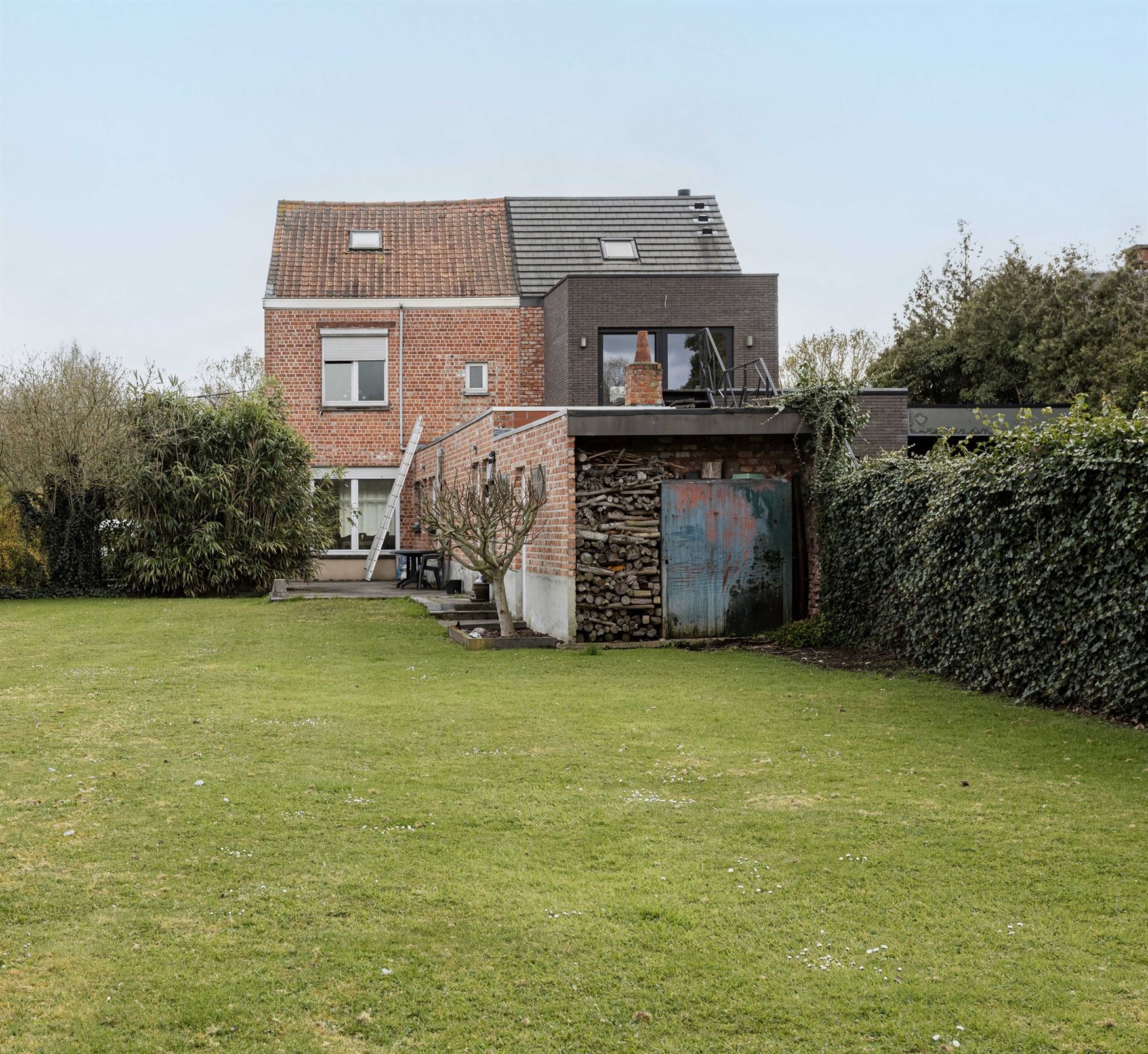 Wonen tussen water en open ruimte. Deze halfopen woning in de Koning Leopoldstraat 71 in Lovendegem kijkt vooraan uit op het Schipdonkkanaal en achter...