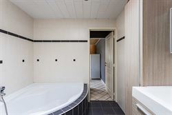 Wonen tussen water en open ruimte. Deze halfopen woning in de Koning Leopoldstraat 71 in Lovendegem kijkt vooraan uit op het Schipdonkkanaal en achter...