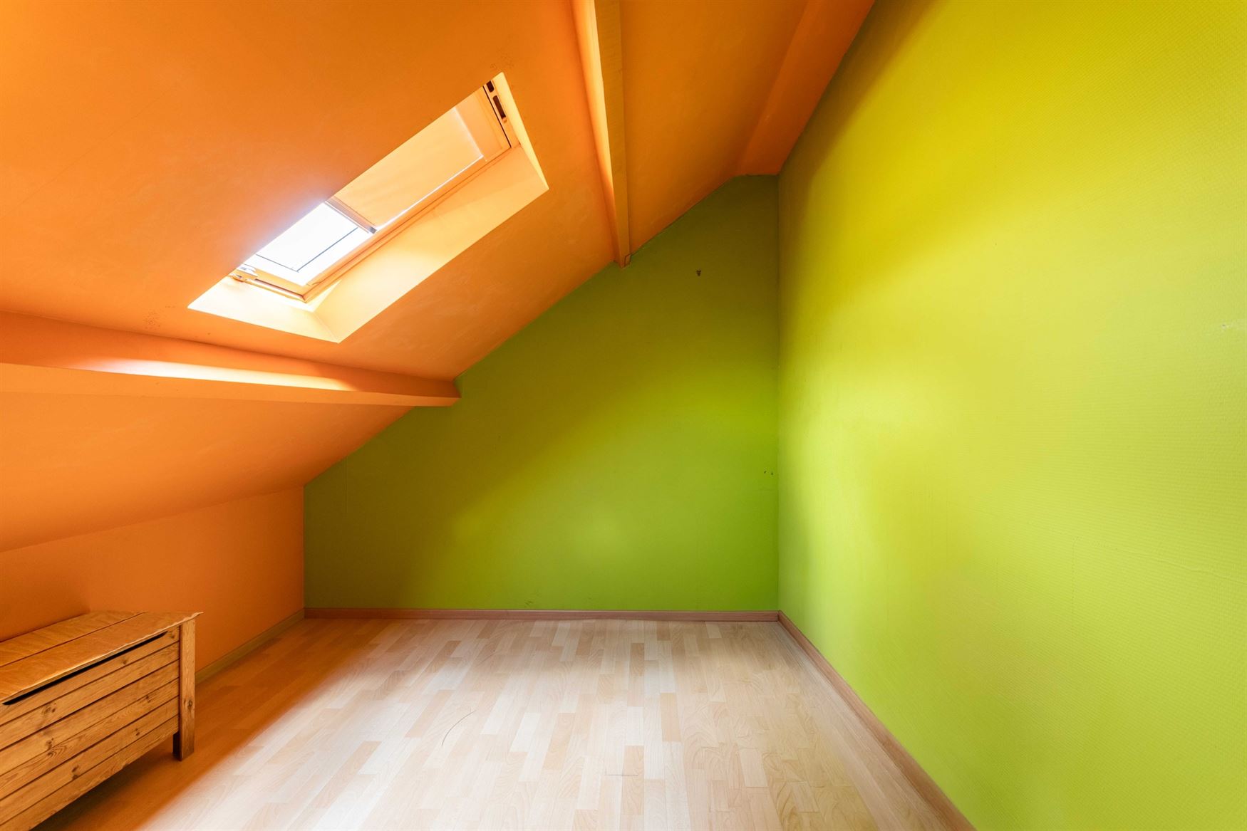 Wonen tussen water en open ruimte. Deze halfopen woning in de Koning Leopoldstraat 71 in Lovendegem kijkt vooraan uit op het Schipdonkkanaal en achter...