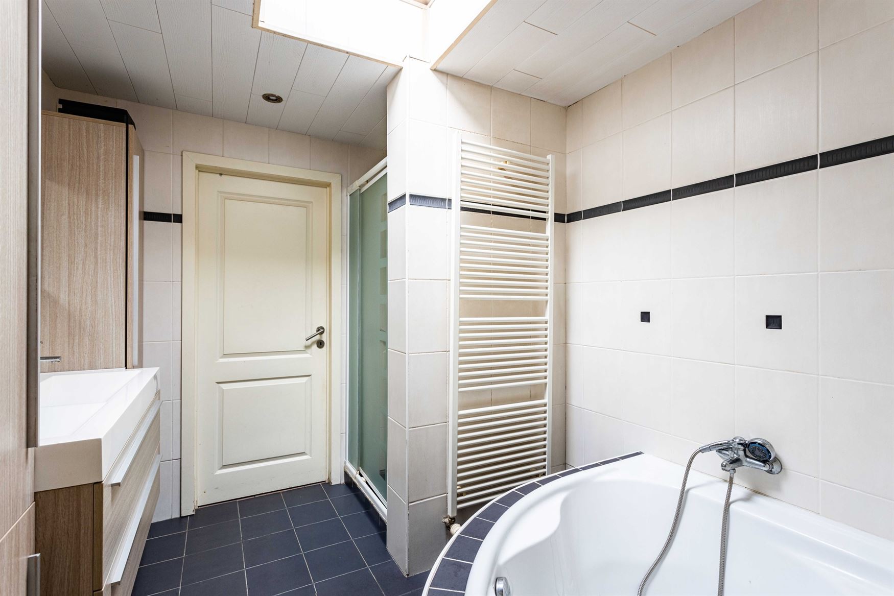 Wonen tussen water en open ruimte. Deze halfopen woning in de Koning Leopoldstraat 71 in Lovendegem kijkt vooraan uit op het Schipdonkkanaal en achter...