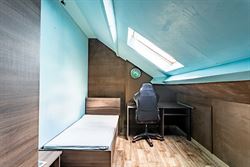 Wonen tussen water en open ruimte. Deze halfopen woning in de Koning Leopoldstraat 71 in Lovendegem kijkt vooraan uit op het Schipdonkkanaal en achter...