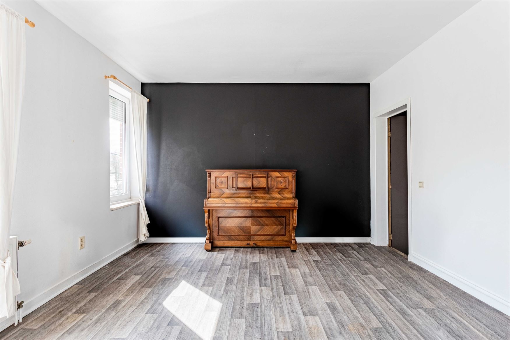 Wonen tussen water en open ruimte. Deze halfopen woning in de Koning Leopoldstraat 71 in Lovendegem kijkt vooraan uit op het Schipdonkkanaal en achter...