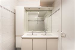 In de Gentstraat in Deinze ontdek je dit perfect onderhouden en instapklare appartement op de vijfde verdieping van een verzorgd gebouw uit 2006. Hier...