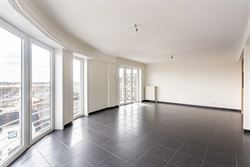 In de Gentstraat in Deinze ontdek je dit perfect onderhouden en instapklare appartement op de vijfde verdieping van een verzorgd gebouw uit 2006. Hier...