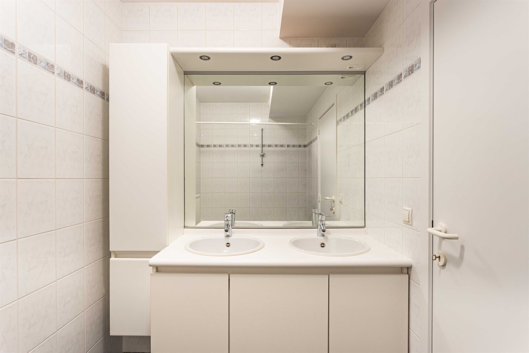 In de Gentstraat in Deinze ontdek je dit perfect onderhouden en instapklare appartement op de vijfde verdieping van een verzorgd gebouw uit 2006. Hier...