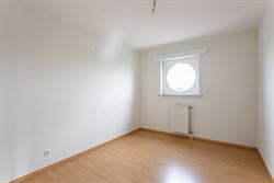 In de Gentstraat in Deinze ontdek je dit perfect onderhouden en instapklare appartement op de vijfde verdieping van een verzorgd gebouw uit 2006. Hier...