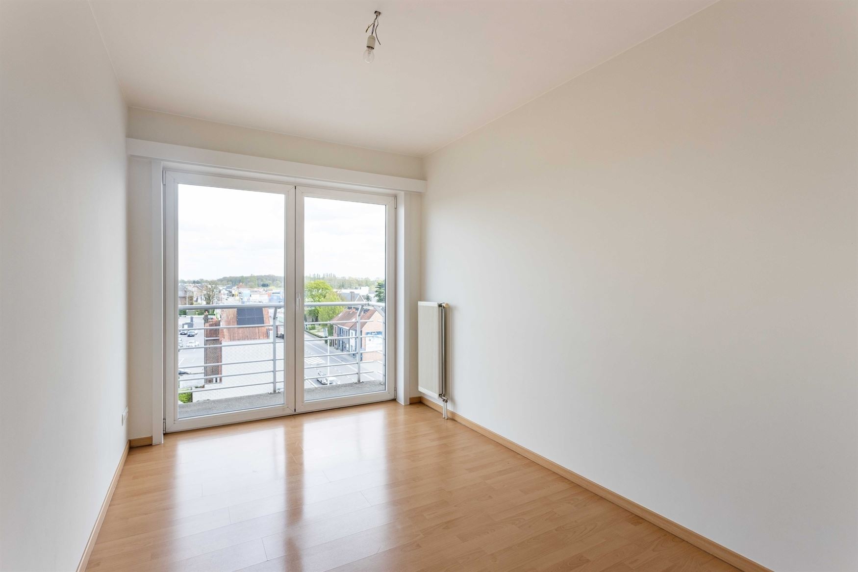 In de Gentstraat in Deinze ontdek je dit perfect onderhouden en instapklare appartement op de vijfde verdieping van een verzorgd gebouw uit 2006. Hier...