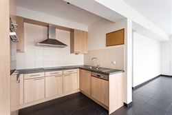 In de Gentstraat in Deinze ontdek je dit perfect onderhouden en instapklare appartement op de vijfde verdieping van een verzorgd gebouw uit 2006. Hier...