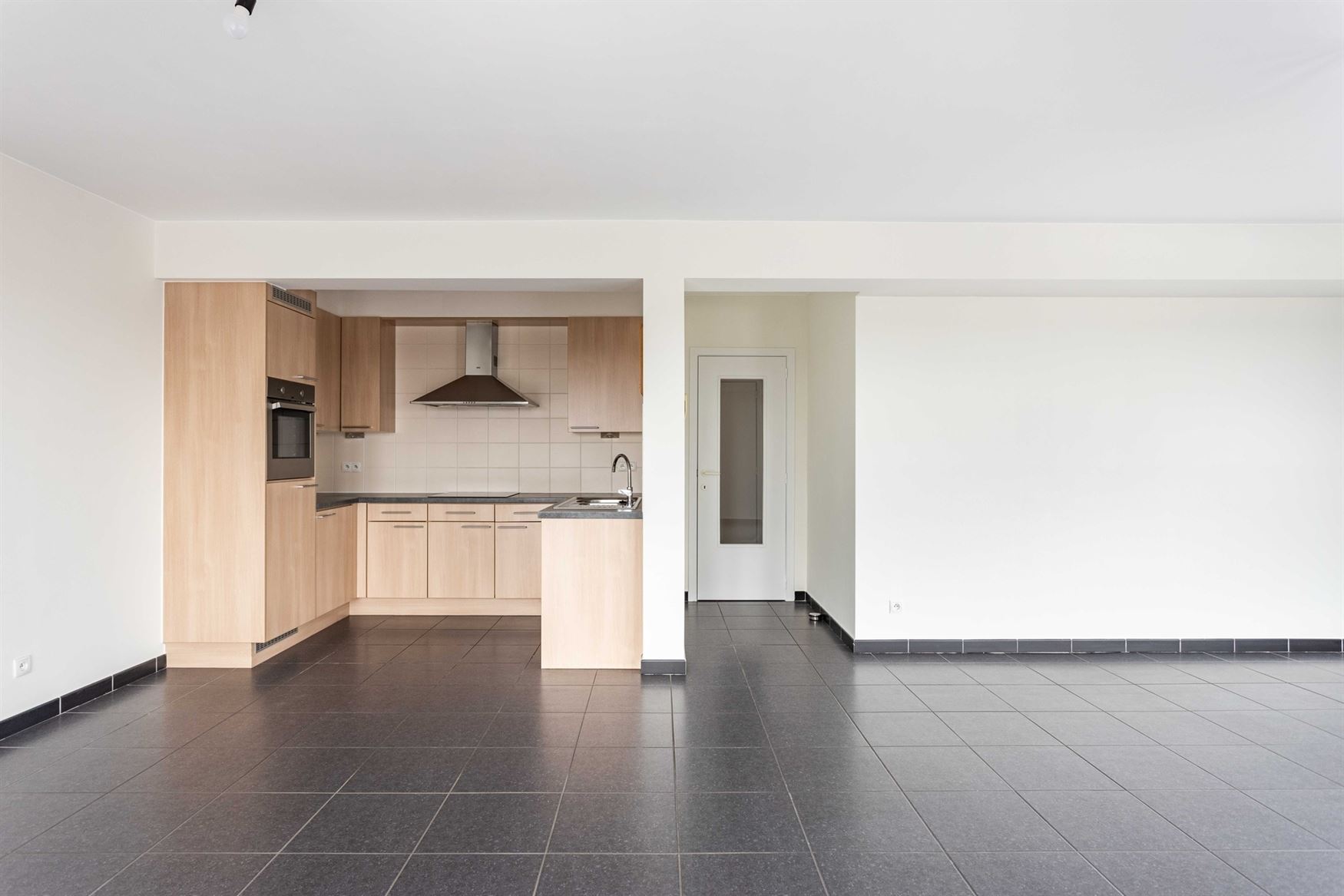 In de Gentstraat in Deinze ontdek je dit perfect onderhouden en instapklare appartement op de vijfde verdieping van een verzorgd gebouw uit 2006. Hier...