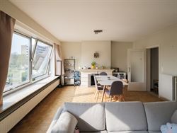 In een groene en rustige buurt van Sint-Amandsberg, pal aan een aangenaam groen plein, ligt dit lichtrijke appartement van 115 m². Hier woon je in al...