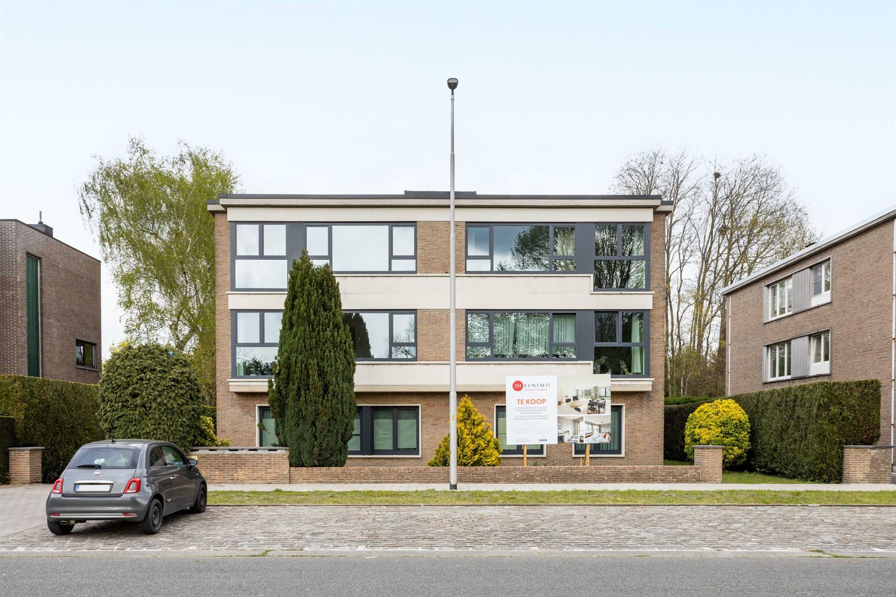 In een groene en rustige buurt van Sint-Amandsberg, pal aan een aangenaam groen plein, ligt dit lichtrijke appartement van 115 m². Hier woon je in al...