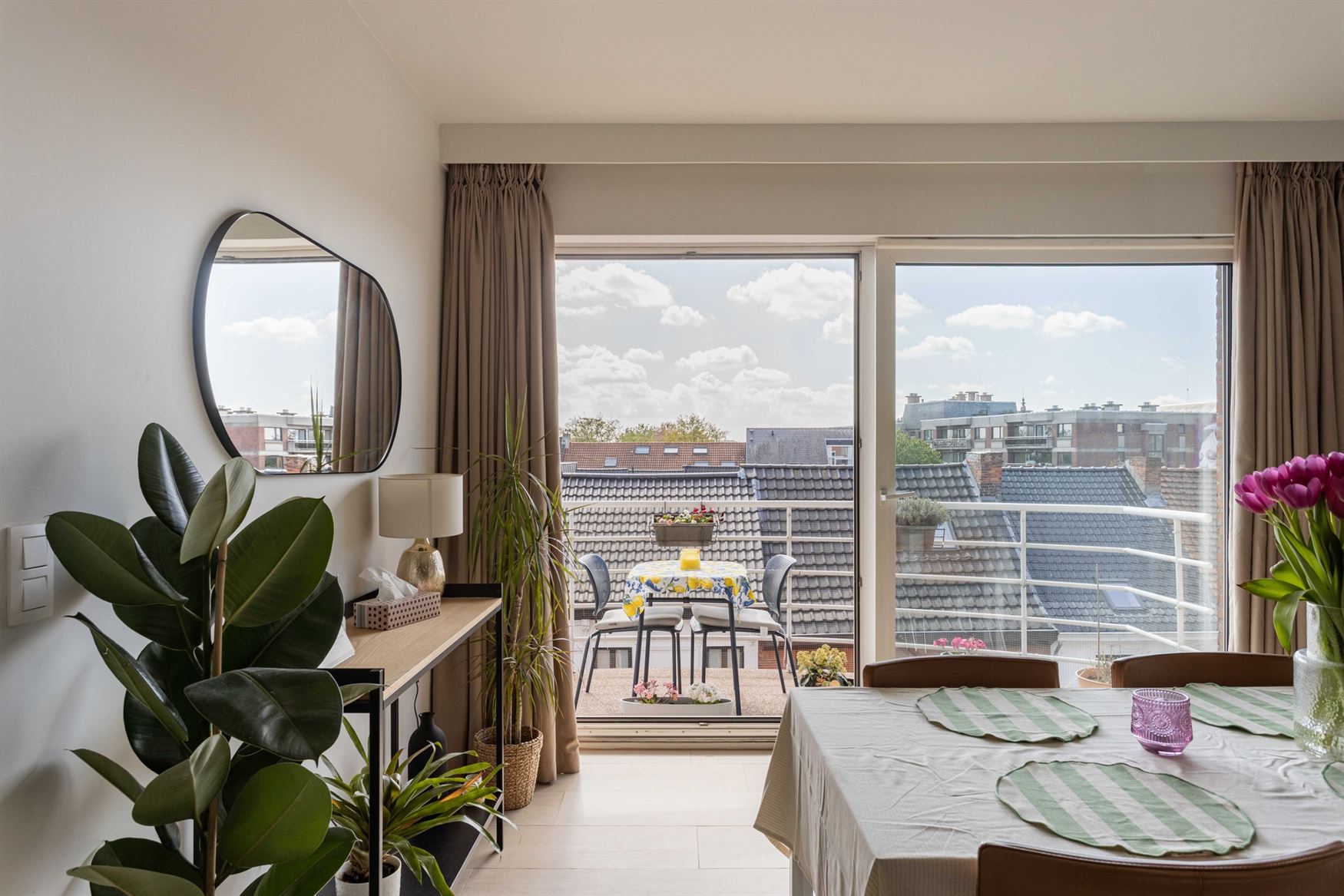 Wonen aan de Visserij is wonen in een hippe en levendige buurt in Gent. Hier zit je vlak bij het centrum, omringd door water, groen en gezellige hotsp...