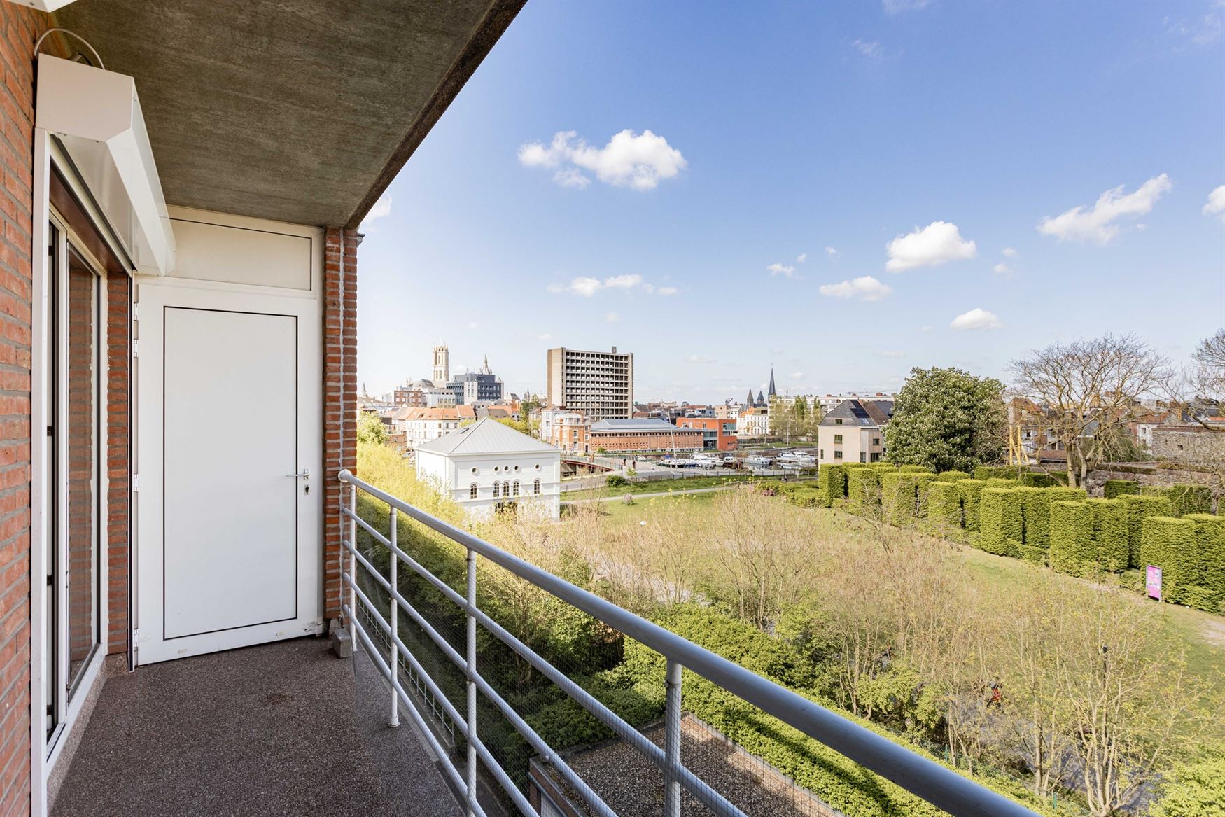 Wonen aan de Visserij is wonen in een hippe en levendige buurt in Gent. Hier zit je vlak bij het centrum, omringd door water, groen en gezellige hotsp...
