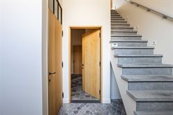 In de Jules Persynstraat in Gentbrugge ligt deze recente eigendom die wonen en werken perfect combineert. Vlot bereikbaar en met een indrukwekkend vol...