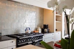 In de Jules Persynstraat in Gentbrugge ligt deze recente eigendom die wonen en werken perfect combineert. Vlot bereikbaar en met een indrukwekkend vol...