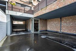 In de Jules Persynstraat in Gentbrugge ligt deze recente eigendom die wonen en werken perfect combineert. Vlot bereikbaar en met een indrukwekkend vol...