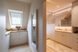 In de Jules Persynstraat in Gentbrugge ligt deze recente eigendom die wonen en werken perfect combineert. Vlot bereikbaar en met een indrukwekkend vol...