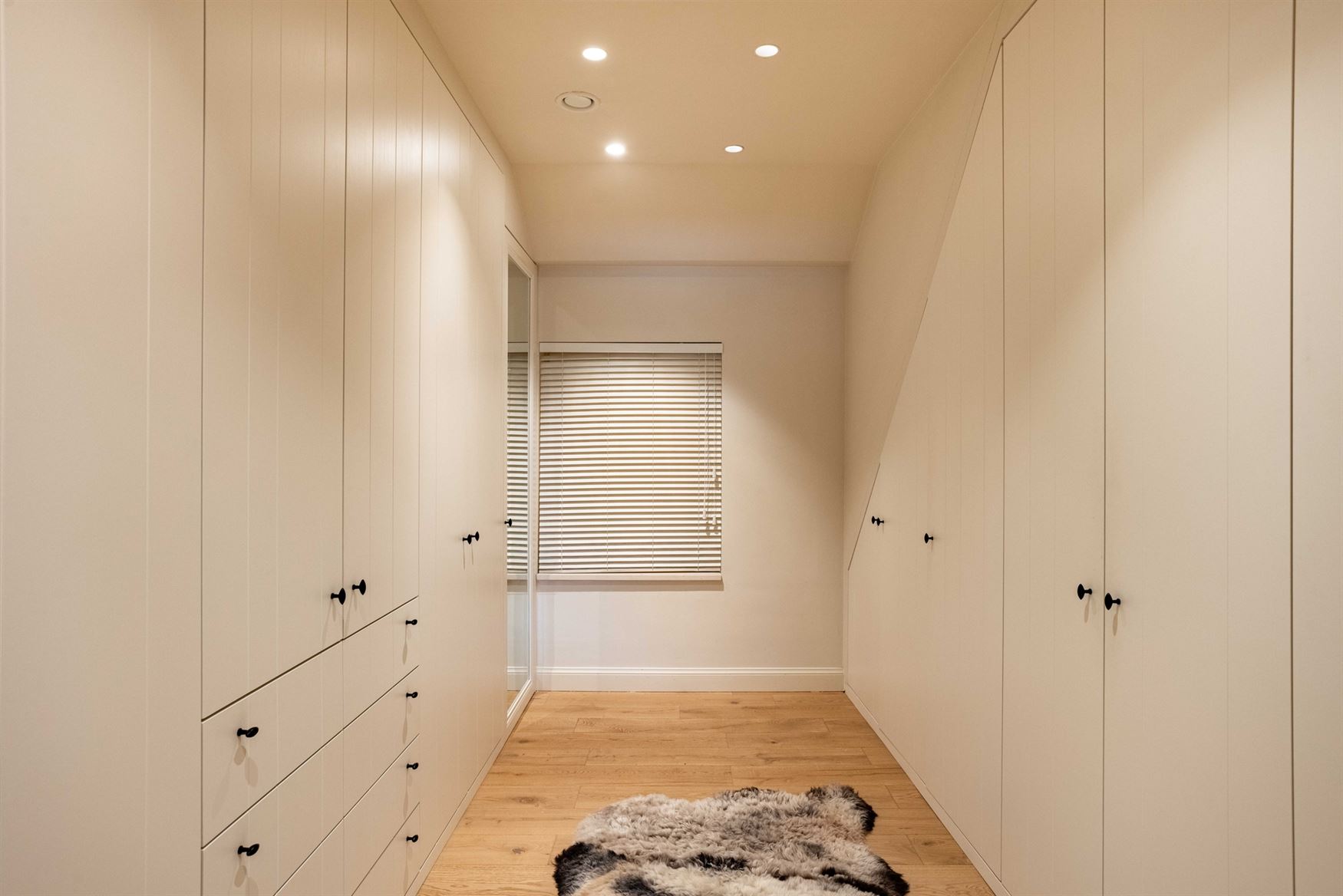 In de Jules Persynstraat in Gentbrugge ligt deze recente eigendom die wonen en werken perfect combineert. Vlot bereikbaar en met een indrukwekkend vol...