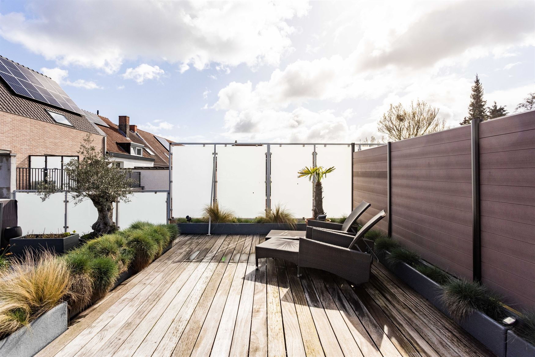 In de Jules Persynstraat in Gentbrugge ligt deze recente eigendom die wonen en werken perfect combineert. Vlot bereikbaar en met een indrukwekkend vol...