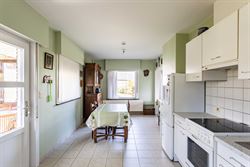 Deze open bebouwing combineert een aangename ligging met verrassend veel woonvolume. Met een bewoonbare oppervlakte van 264 m² geniet u hier van ruim...