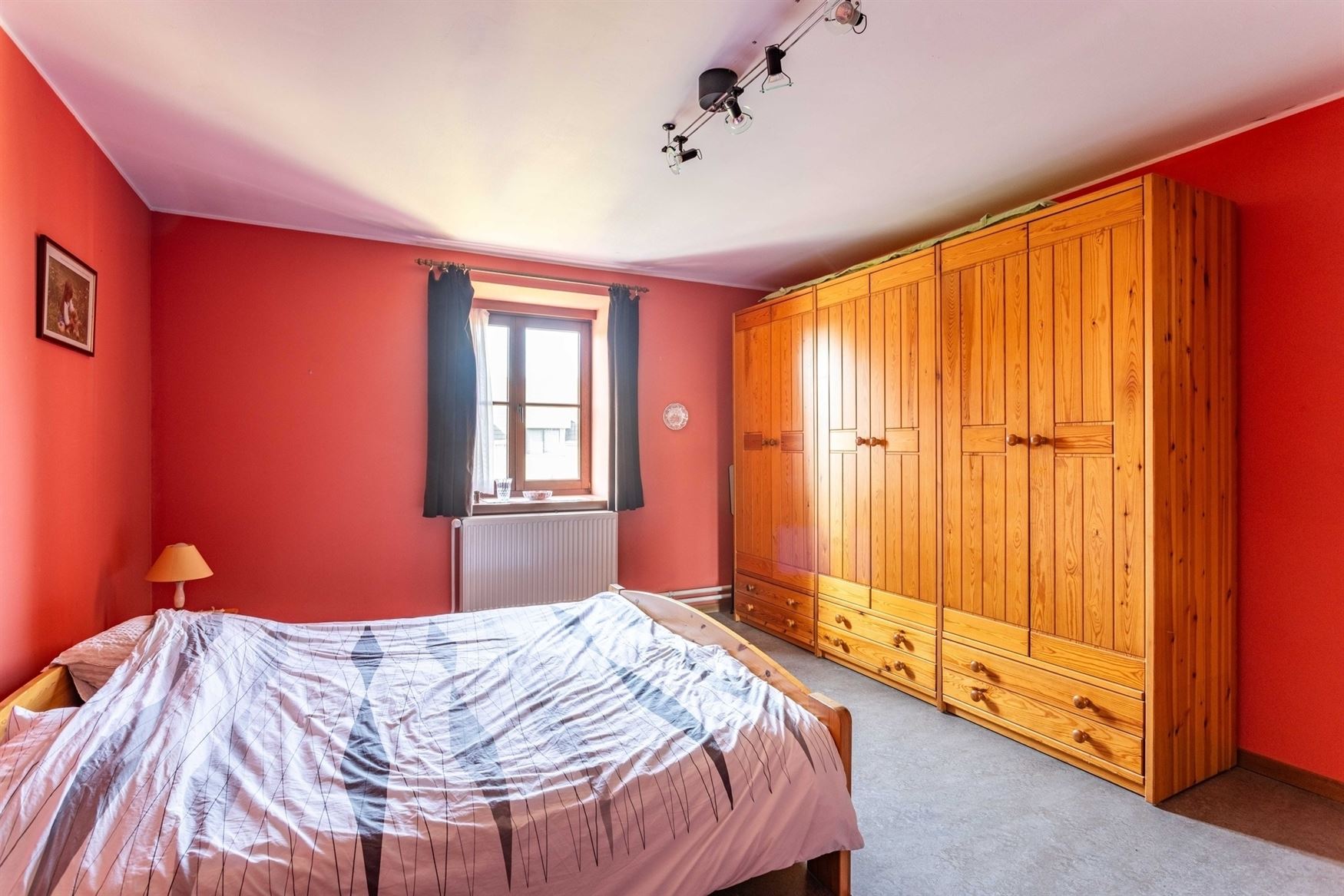 Deze open bebouwing combineert een aangename ligging met verrassend veel woonvolume. Met een bewoonbare oppervlakte van 264 m² geniet u hier van ruim...