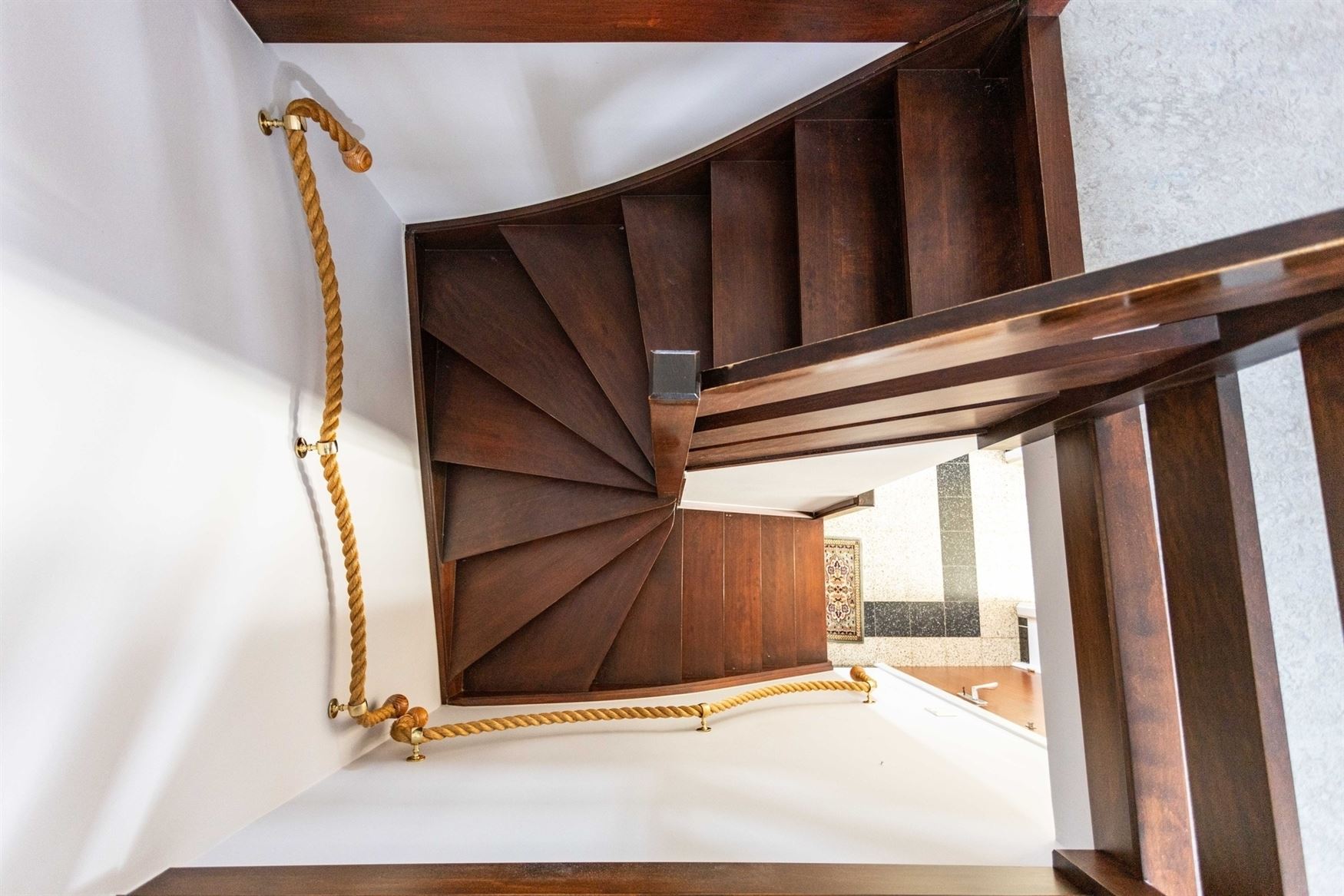 Deze open bebouwing combineert een aangename ligging met verrassend veel woonvolume. Met een bewoonbare oppervlakte van 264 m² geniet u hier van ruim...