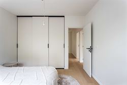 Instapklaar en lichtrijk wonen aan een groen plein in Sint-Amandsberg. Dit gerenoveerde modelappartement van 115 m² combineert ruimte, licht en een r...