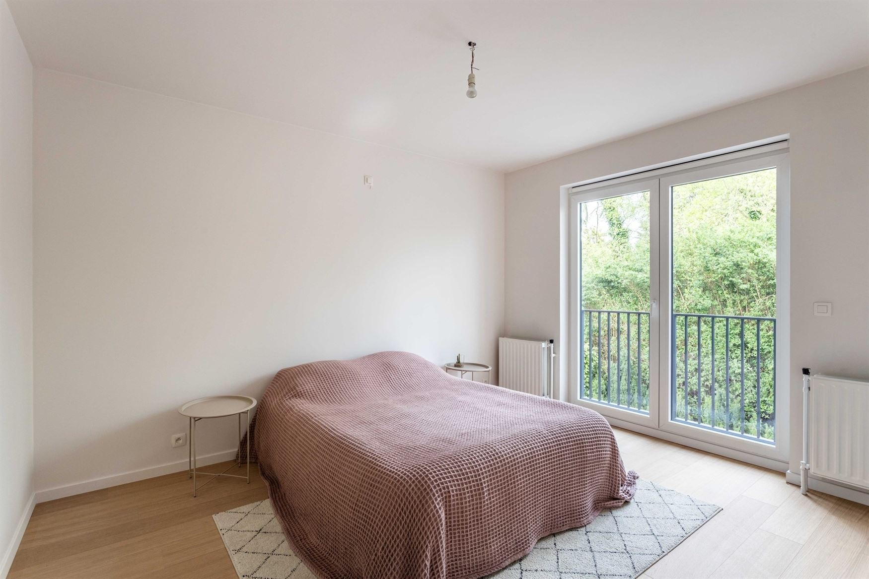 Instapklaar en lichtrijk wonen aan een groen plein in Sint-Amandsberg. Dit gerenoveerde modelappartement van 115 m² combineert ruimte, licht en een r...