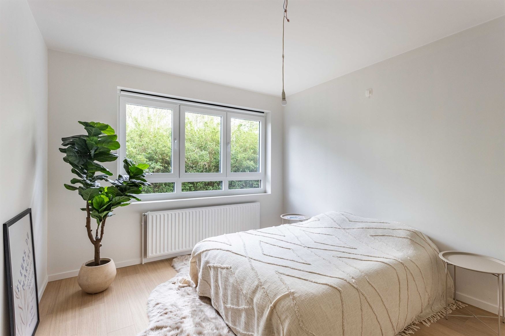 Instapklaar en lichtrijk wonen aan een groen plein in Sint-Amandsberg. Dit gerenoveerde modelappartement van 115 m² combineert ruimte, licht en een r...