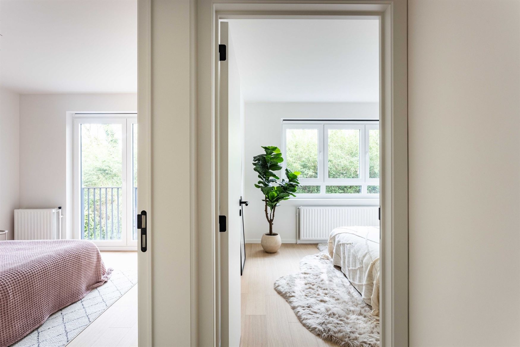 Instapklaar en lichtrijk wonen aan een groen plein in Sint-Amandsberg. Dit gerenoveerde modelappartement van 115 m² combineert ruimte, licht en een r...