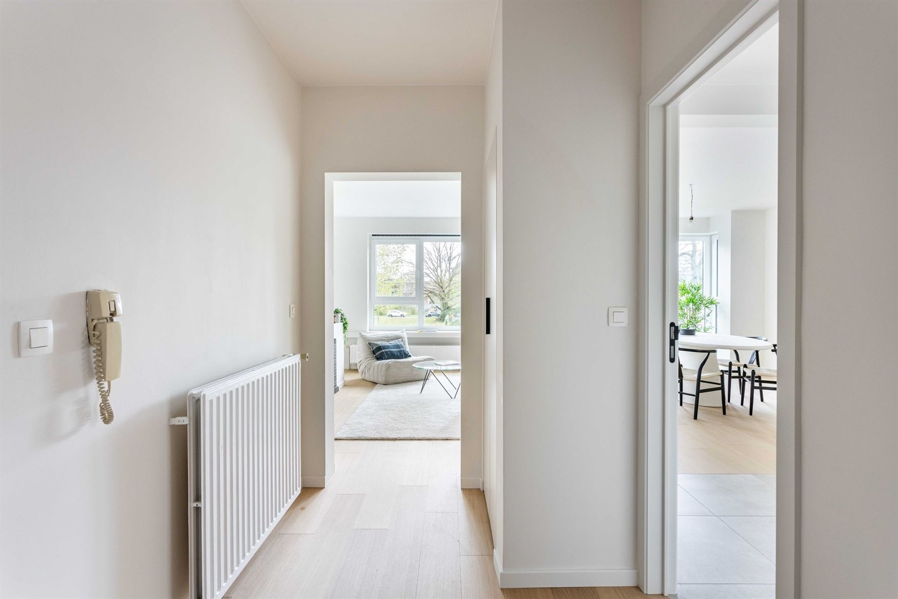 Instapklaar en lichtrijk wonen aan een groen plein in Sint-Amandsberg. Dit gerenoveerde modelappartement van 115 m² combineert ruimte, licht en een r...