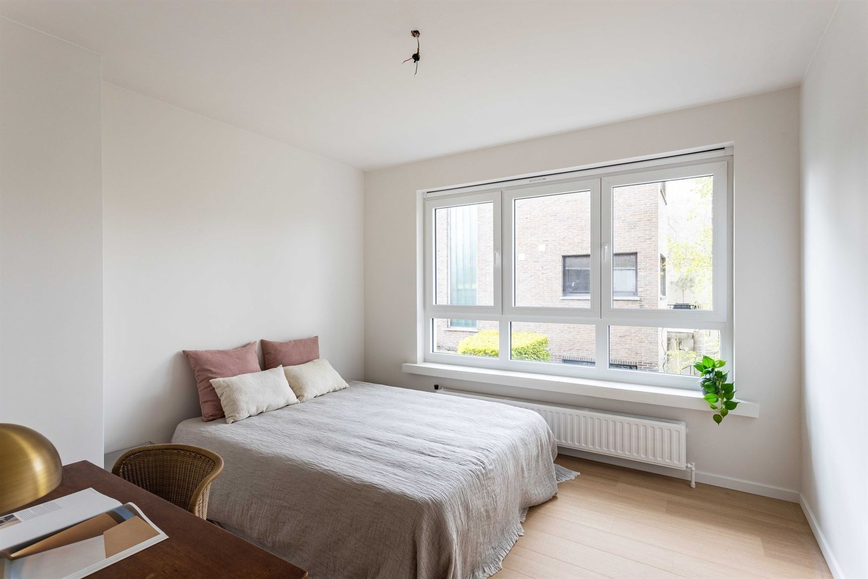 Instapklaar en lichtrijk wonen aan een groen plein in Sint-Amandsberg. Dit gerenoveerde modelappartement van 115 m² combineert ruimte, licht en een r...