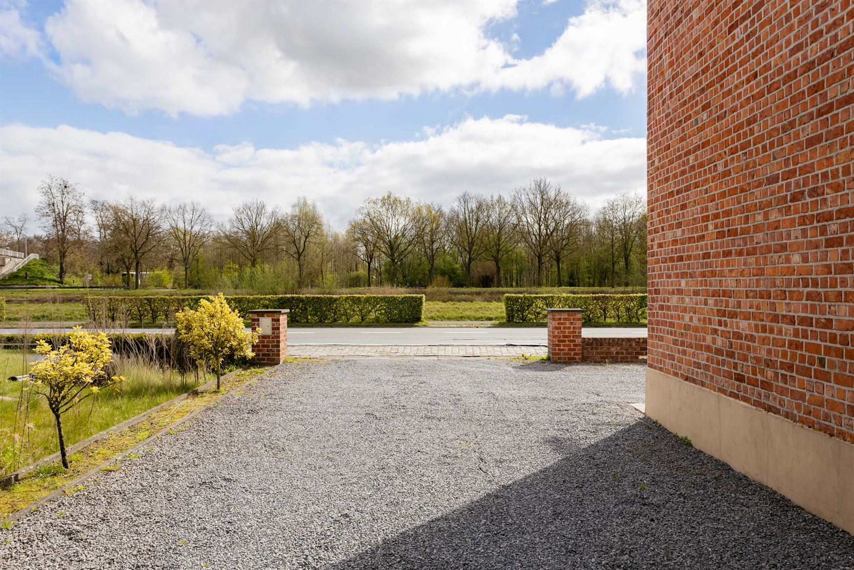 Wonen tussen water en open ruimte. Deze halfopen woning in de Koning Leopoldstraat 71 in Lovendegem kijkt vooraan uit op het Schipdonkkanaal en achter...