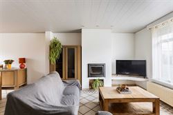 Wonen tussen water en open ruimte. Deze halfopen woning in de Koning Leopoldstraat 71 in Lovendegem kijkt vooraan uit op het Schipdonkkanaal en achter...