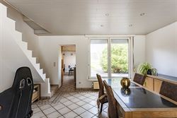 Wonen tussen water en open ruimte. Deze halfopen woning in de Koning Leopoldstraat 71 in Lovendegem kijkt vooraan uit op het Schipdonkkanaal en achter...