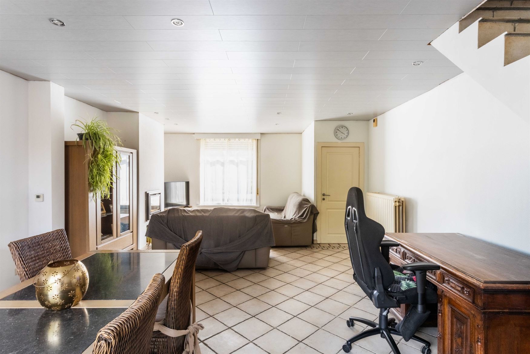 Wonen tussen water en open ruimte. Deze halfopen woning in de Koning Leopoldstraat 71 in Lovendegem kijkt vooraan uit op het Schipdonkkanaal en achter...