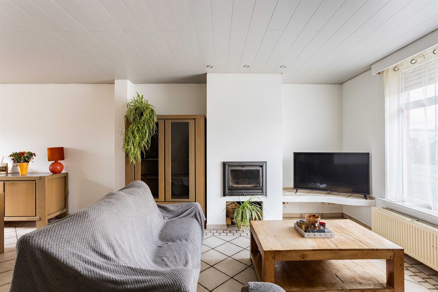 Wonen tussen water en open ruimte. Deze halfopen woning in de Koning Leopoldstraat 71 in Lovendegem kijkt vooraan uit op het Schipdonkkanaal en achter...