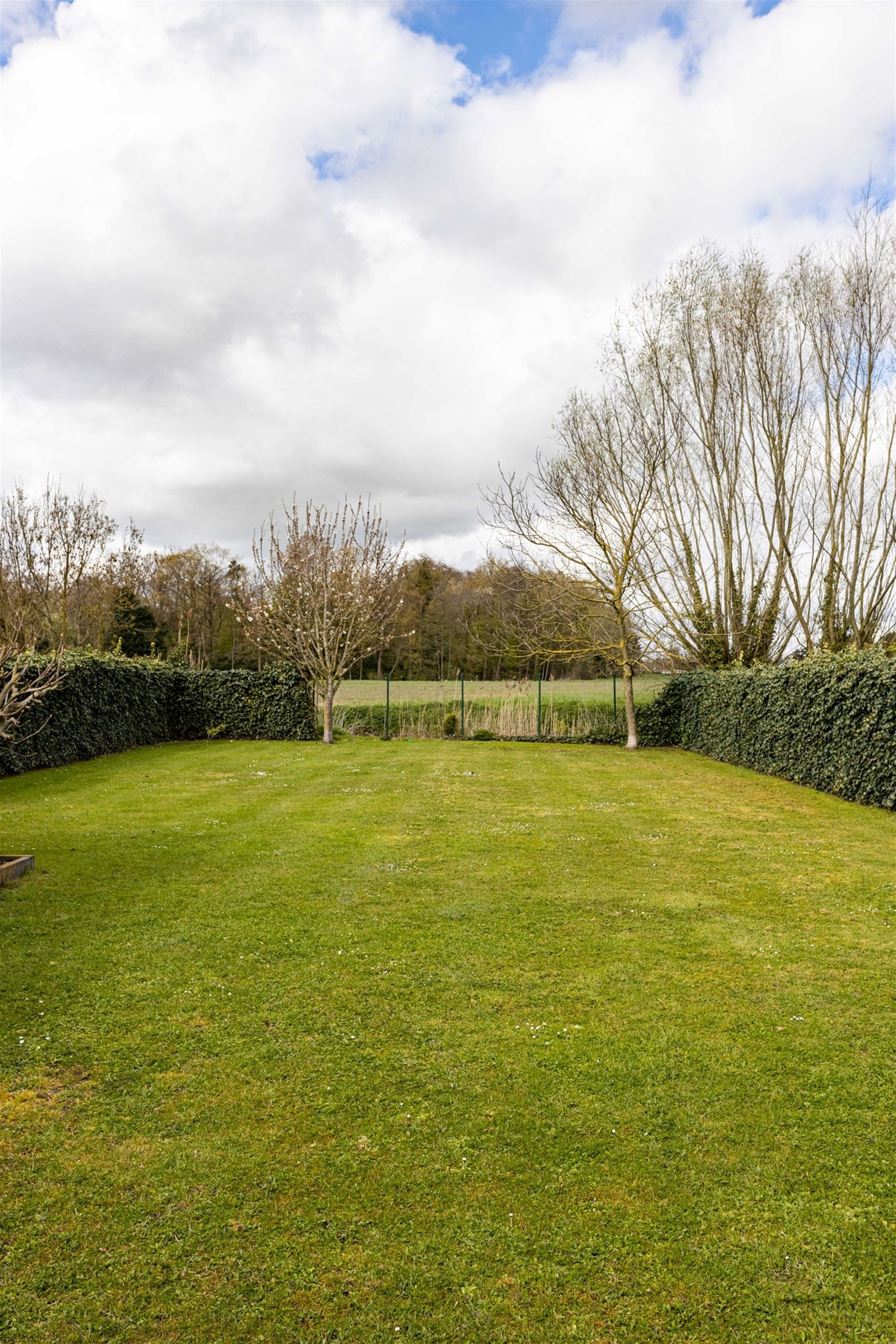 Wonen tussen water en open ruimte. Deze halfopen woning in de Koning Leopoldstraat 71 in Lovendegem kijkt vooraan uit op het Schipdonkkanaal en achter...