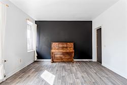 Wonen tussen water en open ruimte. Deze halfopen woning in de Koning Leopoldstraat 71 in Lovendegem kijkt vooraan uit op het Schipdonkkanaal en achter...