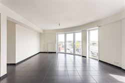 In de Gentstraat in Deinze ontdek je dit perfect onderhouden en instapklare appartement op de vijfde verdieping van een verzorgd gebouw uit 2006. Hier...