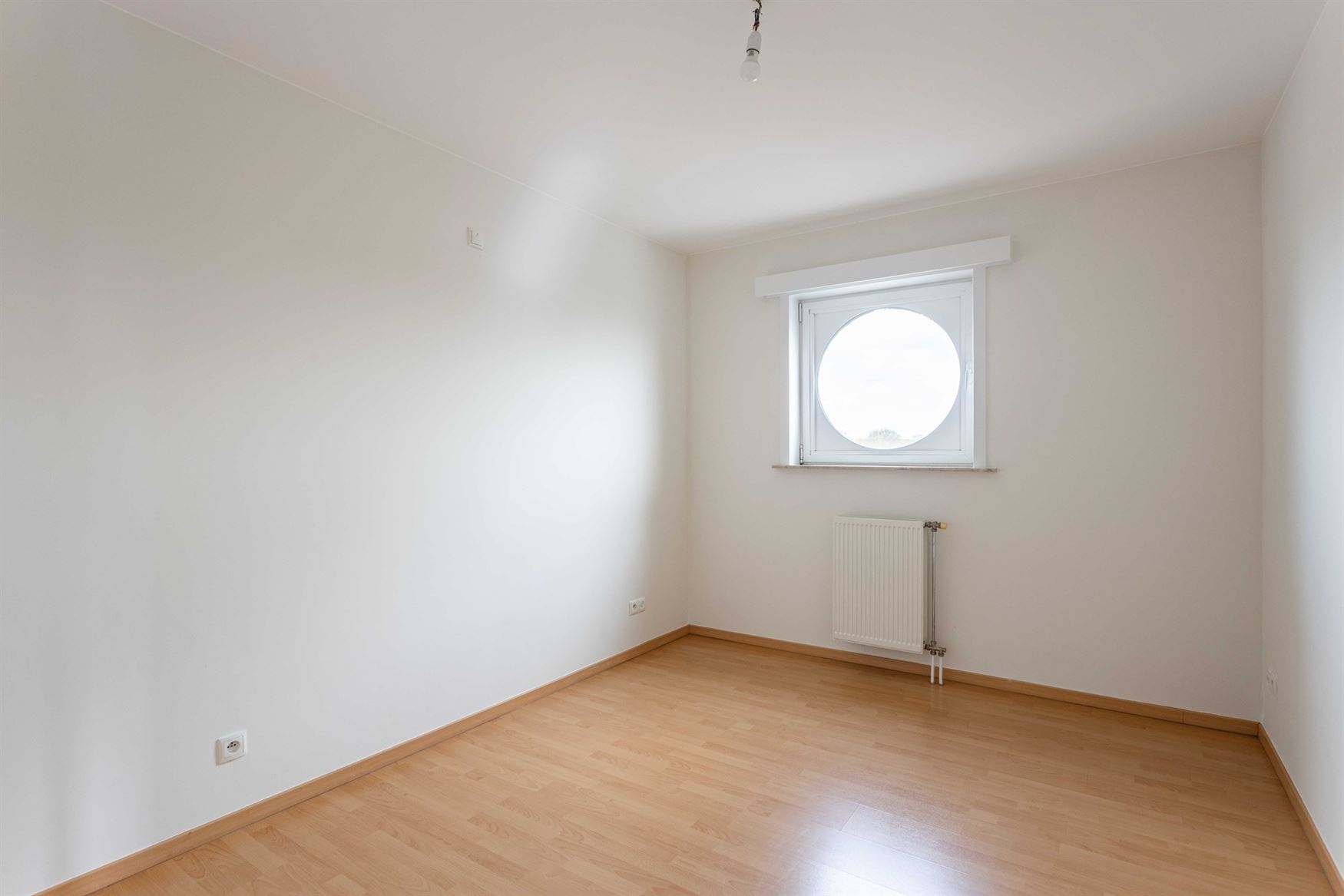 In de Gentstraat in Deinze ontdek je dit perfect onderhouden en instapklare appartement op de vijfde verdieping van een verzorgd gebouw uit 2006. Hier...
