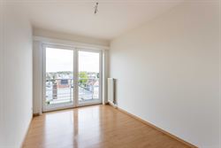 In de Gentstraat in Deinze ontdek je dit perfect onderhouden en instapklare appartement op de vijfde verdieping van een verzorgd gebouw uit 2006. Hier...