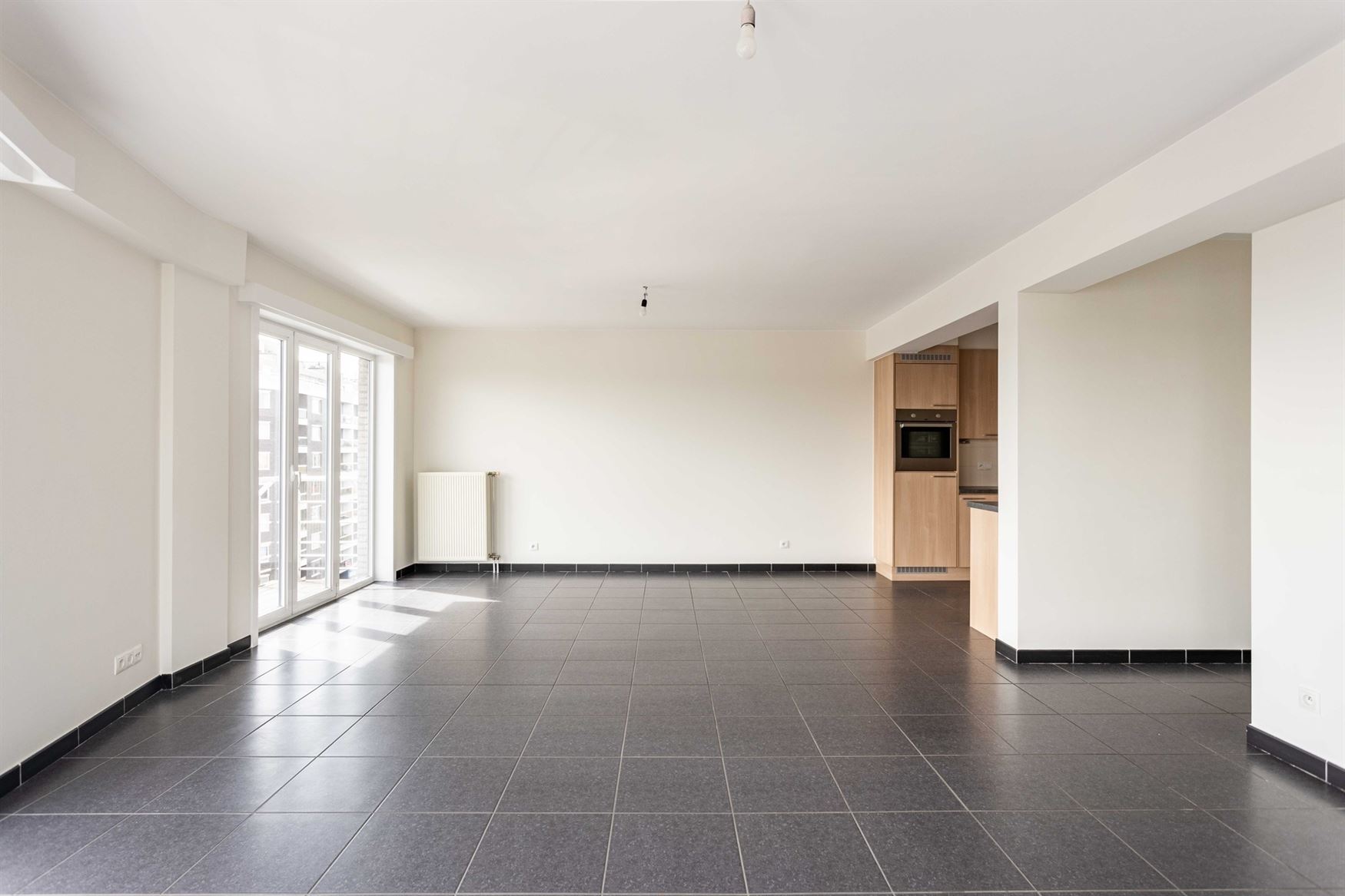 In de Gentstraat in Deinze ontdek je dit perfect onderhouden en instapklare appartement op de vijfde verdieping van een verzorgd gebouw uit 2006. Hier...