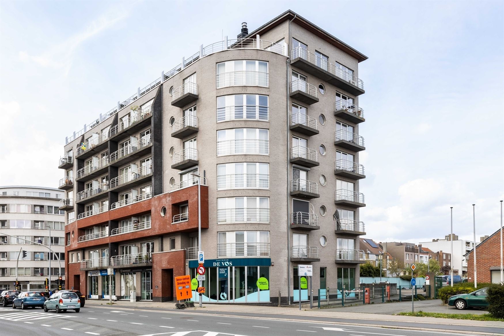 In de Gentstraat in Deinze ontdek je dit perfect onderhouden en instapklare appartement op de vijfde verdieping van een verzorgd gebouw uit 2006. Hier...