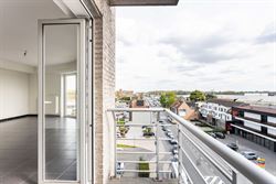 In de Gentstraat in Deinze ontdek je dit perfect onderhouden en instapklare appartement op de vijfde verdieping van een verzorgd gebouw uit 2006. Hier...